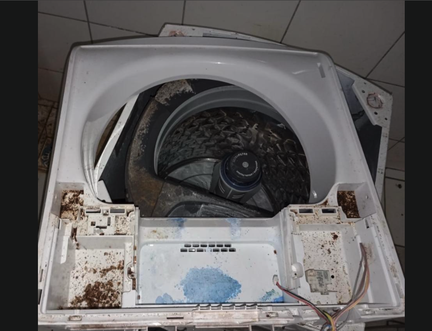 Máquina de lavar antes da limpeza e manutenção